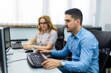 Programlama okulunda eğitimci ve öğrenci.