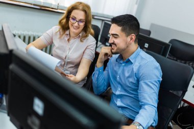 Programlama okulunda eğitimci ve öğrenci.