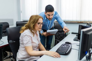 Programlama okulunda eğitimci ve öğrenci.