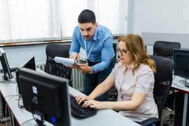 Programlama okulunda eğitimci ve öğrenci.