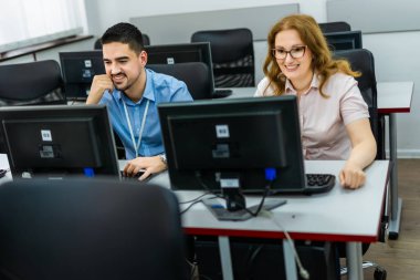 Programlama okulunda eğitimci ve öğrenci.