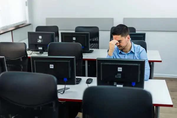 Mannelijke Student Met Behulp Van Desktop Computer Lab — Stockfoto