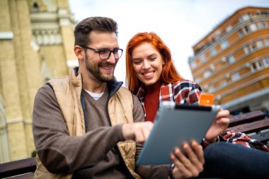 Kasabadaki son moda genç çift tablet ve kredi kartı kullanıyor..