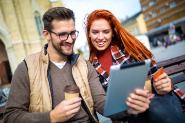 Kasabadaki son moda genç çift tablet ve kredi kartı kullanıyor..