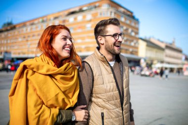 Gülümseyen bir çift tatilde eğleniyor, genç bir turist geziyor ve gün içinde şehir sokaklarını keşfediyor..