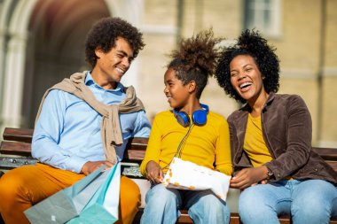 Mutlu genç melez çift kızlarıyla alışverişte vakit geçiriyor..