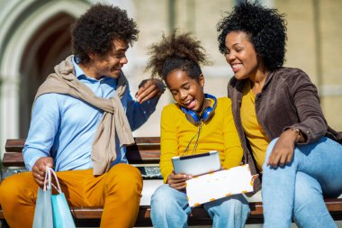 Mutlu genç melez çift kızlarıyla alışverişte vakit geçiriyor..