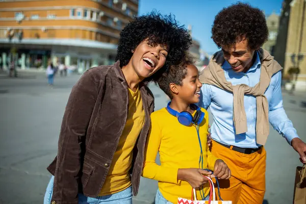 Glückliches Junges Mischlingspaar Verbringt Zeit Mit Seiner Tochter Beim Einkaufen — Stockfoto