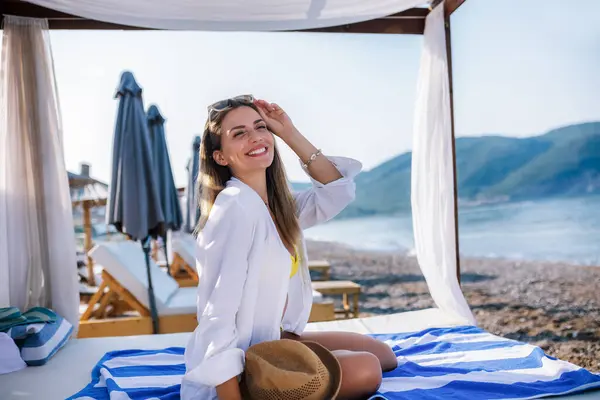 Schöne Junge Frau Chillt Auf Liegestuhl Strand — Stockfoto