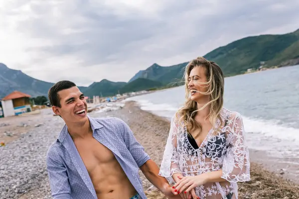 Gelukkige Jonge Paar Lachen Knuffelen Het Strand — Stockfoto