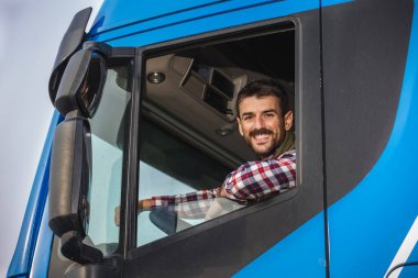 Çekici servisinde çalışan ve kamyonunu süren yakışıklı bir genç..