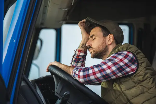 Een Vermoeide Vrachtwagenchauffeur Neemt Een Pauze Van Het Rijden Rust — Stockfoto