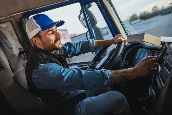 Jeune Homme Beau Qui Travaille Dans Service Remorquage Conduire Camion — Photo