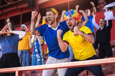 Futbol ve futbol taraftarları maçta takımları için tezahürat yapıyorlar.