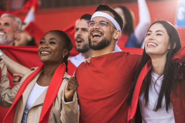 Futbol ve futbol taraftarları maçta takımları için tezahürat yapıyorlar.