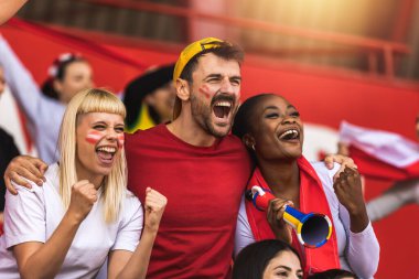 Futbol ve futbol taraftarları maçta takımları için tezahürat yapıyorlar.