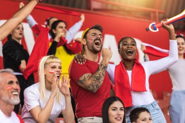 Futbol ve futbol taraftarları maçta takımları için tezahürat yapıyorlar.