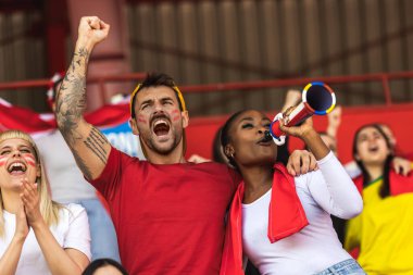 Futbol ve futbol taraftarları maçta takımları için tezahürat yapıyorlar.