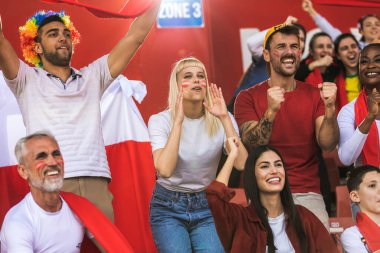 Futbol ve futbol taraftarları maçta takımları için tezahürat yapıyorlar.