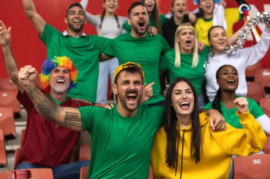 Futbol ve futbol taraftarları maçta takımları için tezahürat yapıyorlar.. 
