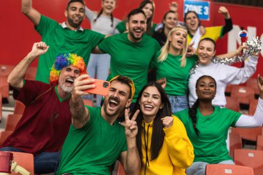 Futbol ve futbol taraftarları maçta takımları için tezahürat yapıyorlar. Selfie çekiyorum..