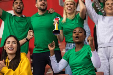 Futbol ve futbol taraftarları maçta takımları için tezahürat yapıyorlar.. 