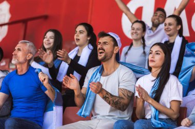 Futbol ve futbol taraftarları maçta takımları için tezahürat yapıyorlar.