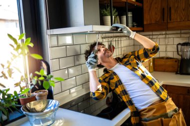 Latin adam mutfakta aspiratör tamir ediyor..