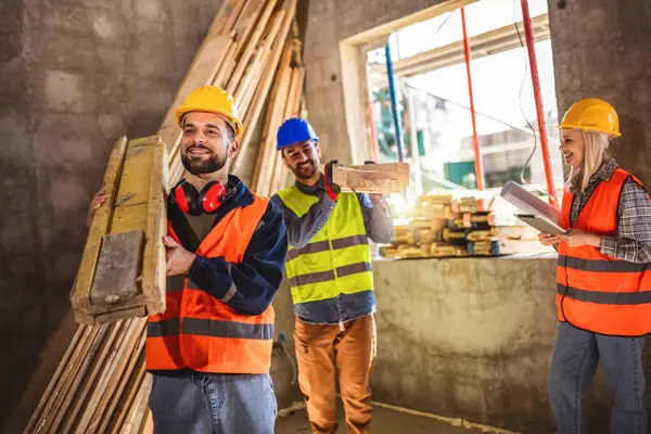 Zwei Bauarbeiter Tragen Ein Baugerüst Einem Bauzaun Menschen Bei Der — Stockfoto