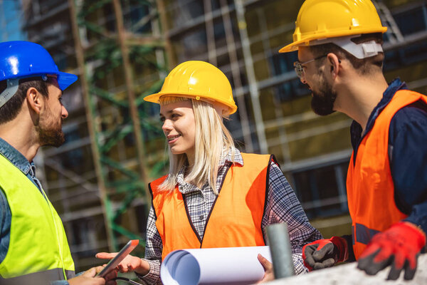 Команда строителей планирует проект чертежа здания на месте с сотрудничеством для архитектурных инноваций. Архитектура, дизайн и инженеры с командной работой для успеха 