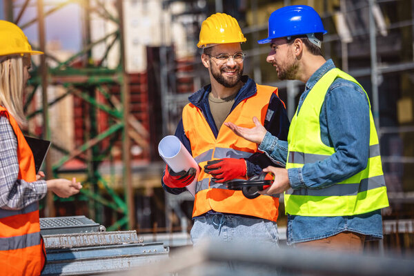 Команда строителей планирует проект чертежа здания на месте с сотрудничеством для архитектурных инноваций. Архитектура, дизайн и инженеры с командной работой для успеха 