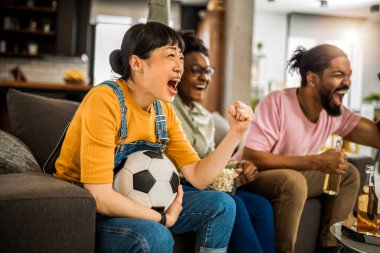 Futbol maçı izleyen, tezahürat yapan ve bira içen çok ırklı arkadaş grubu..