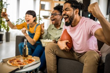 Rugby izleyen çok ırklı arkadaş grubu..