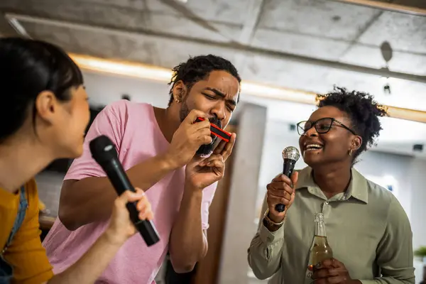 Grupo Multirracial Amigos Tendo Noite Karaoke Cantando Microfone Bebendo Cerveja — Fotografia de Stock