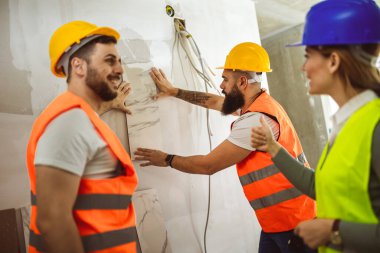 İnşaat alanında Tilers, işçi ev inşaatı sırasında fayans seçer..