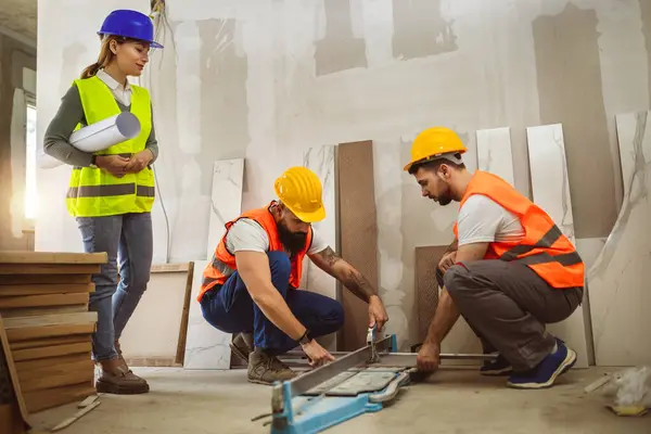 Fliesenleger Auf Der Baustelle Arbeiter Schneidet Beim Hausbau Eine Große — Stockfoto