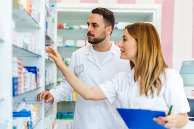 Eczanelerde, eczanelerde çalışan eczacılar..