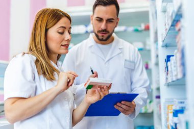 Eczanelerde, eczanelerde çalışan eczacılar..