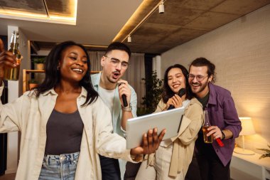 Çok ırklı arkadaş grubu karaoke gecesi yapıyor. Mikrofona şarkı söylemek, şarkı sözlerine bakmak ve bira içmek..