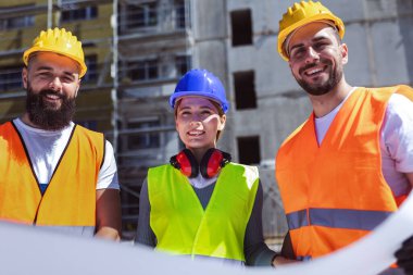 İnşaat işçileri, emlak vizyonu, gayrimenkul fikirleri veya ev yeniliği ile takım çalışması yapan kadın ve erkekler. Portre, inşaat mühendisliği ya da mimarlık işçileri.