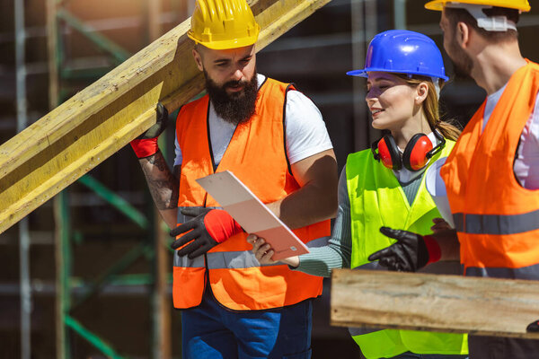 Команда строителей планирует проект чертежа здания на месте с сотрудничеством для архитектурных инноваций. Архитектура, дизайн и инженеры с командной работой для успеха