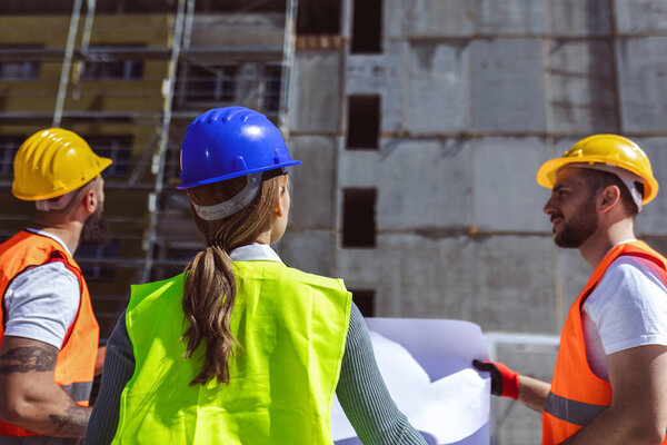 Команда строителей планирует проект чертежа здания на месте с сотрудничеством для архитектурных инноваций. Архитектура, дизайн и инженеры с командной работой для успеха