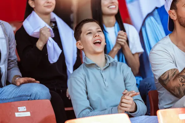 Fanii Sportului Bucură Joc Stadion Purtând Culori Albastre Albe Pentru Imagine de stoc