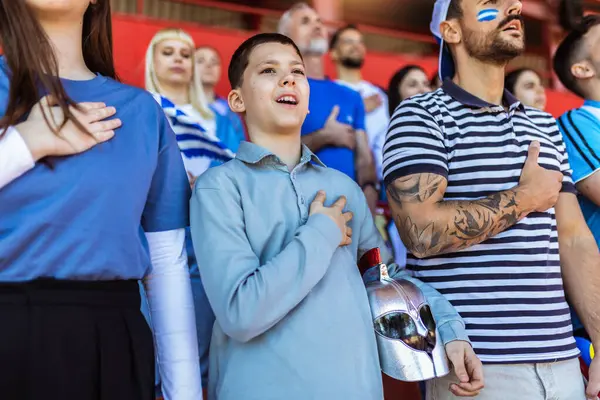 Sport Fans Synger Nationalsang Deres Land Stadion Iført Blå Hvid Stock-billede