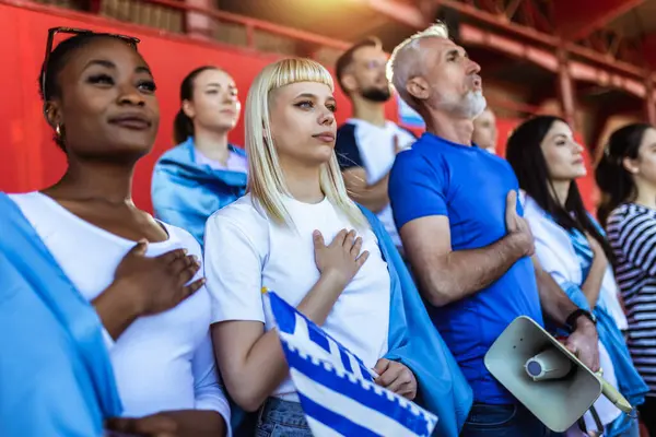 Fanii Sportului Cântând Imnul Național Țării Lor Stadion Purtarea Albastru Fotografie de stoc