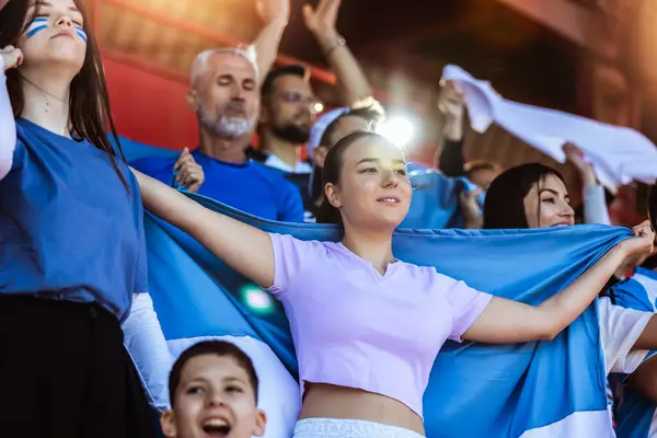 Fanii Sportului Bucură Joc Stadion Purtând Culori Albastre Albe Pentru Imagini stoc fără drepturi de autor