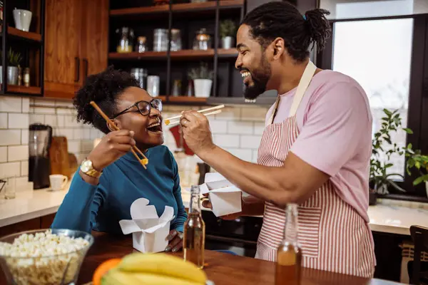 Afro Amerikaans Koppel Samen Sushi Aan Het Eten Thuis — Stockfoto