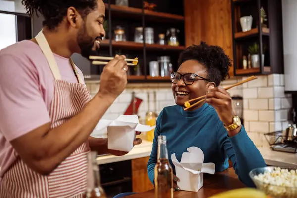 アフリカ系アメリカ人カップルが自宅で一緒に寿司を食べる — ストック写真