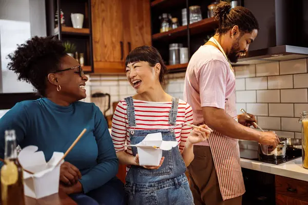 Multiraciale Vrienden Eten Sushi Thuis Keuken — Stockfoto