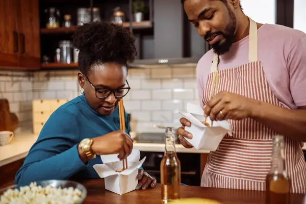 Afro Amerikaans Koppel Samen Sushi Aan Het Eten Thuis — Stockfoto